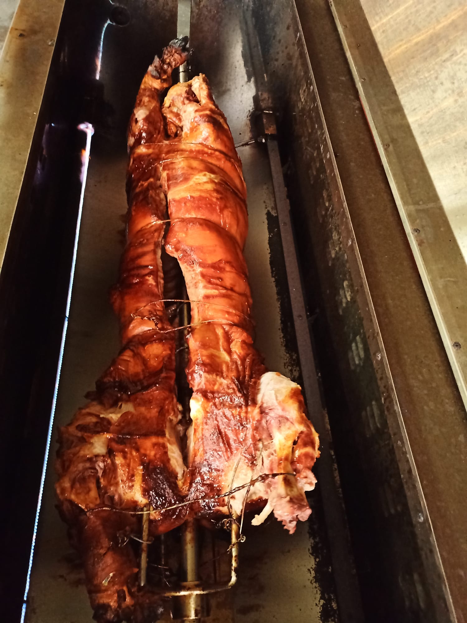 Knuspriges Spanferkel direkt vom Grill, goldbraun angerichtet