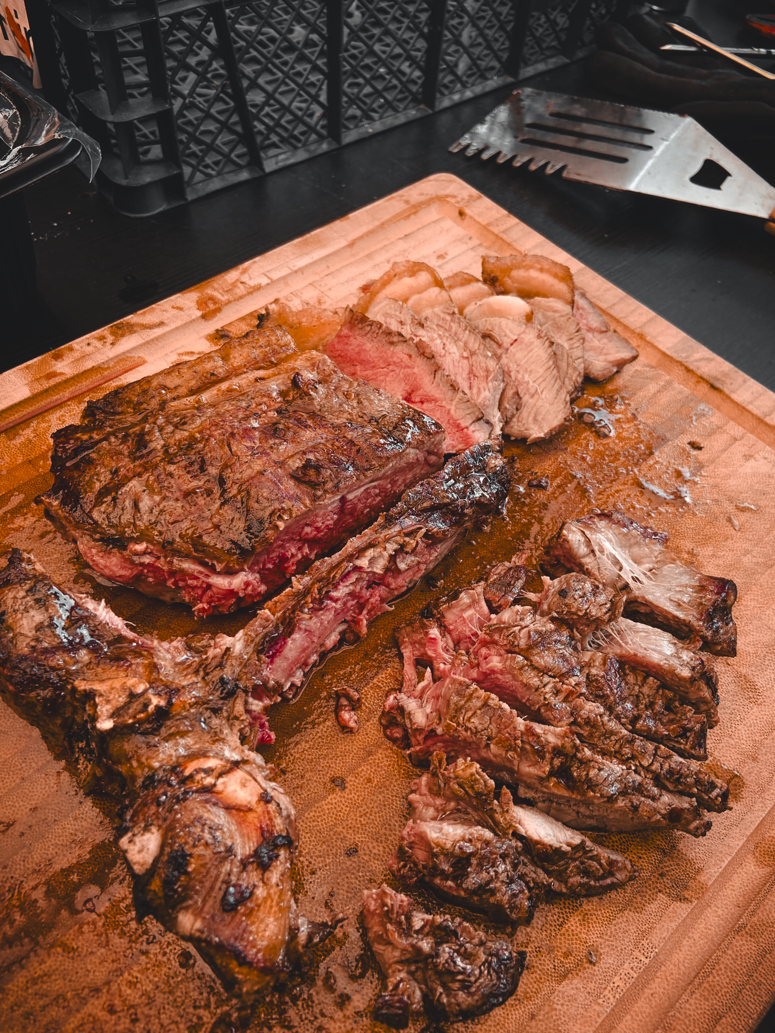 Knuspriges Spanferkel beim Anschnitt